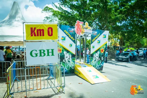 Le point Km 0 aux couleurs du Tour, quelques instants avant le tout premier départ.