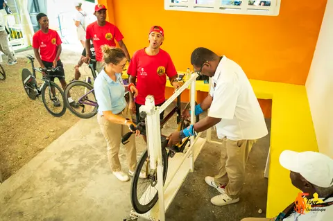 Vérification technique au village départ : chaque vélo est passé au peigne fin avant le chrono.
