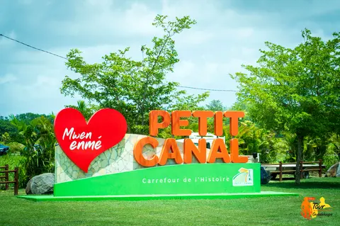 « Mwen enmé Petit-Canal, carrefour de l'Histoire » : la commune hôte souhaite la bienvenue au peloton.