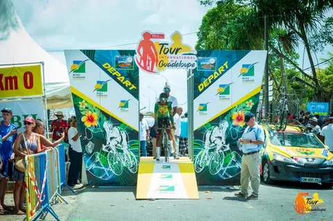 Sous l'arche « Tour International de Guadeloupe », un concurrent prend son envol.