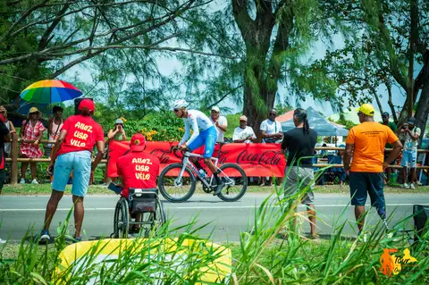 Le long des barrières, les banderoles « Allez, ose le vélo ! » portent les concurrents.
