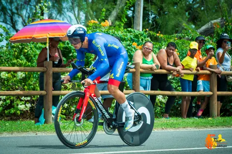 À l'ombre des parasols, le public guadeloupéen ne perd pas une miette du passage des coureurs.