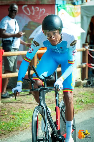 Un espoir aux couleurs de la Guadeloupe pousse fort dès les premiers hectomètres.