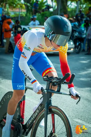 Un concurrent aux couleurs chatoyantes attaque une portion technique du parcours.