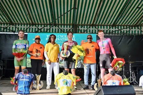 Le podium du classement général, bouquets et trophée à l'appui, sous le grand chapiteau.