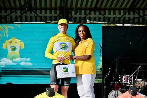 Sur le podium, le maillot jaune de leader est dévoilé au public.