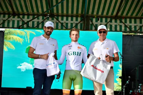 Le maillot blanc du meilleur jeune récompense un espoir du peloton.