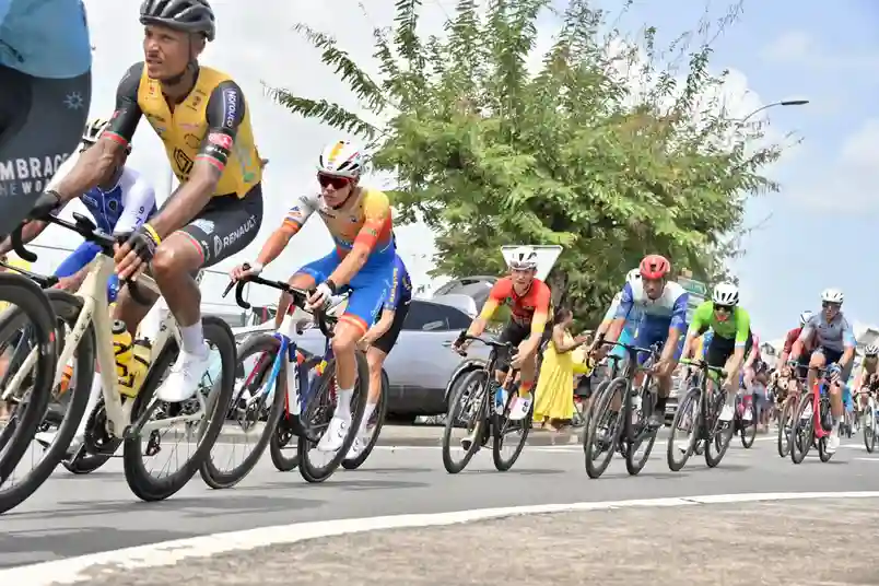 Peloton sur l'étape 10, Baie-Mahault, Tour de Guadeloupe 2026