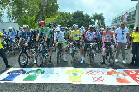 Sur la ligne de départ aux Abymes, les porteurs des maillots distinctifs posent devant le peloton.