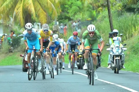 Une échappée s'organise dans les hauteurs verdoyantes du parcours.