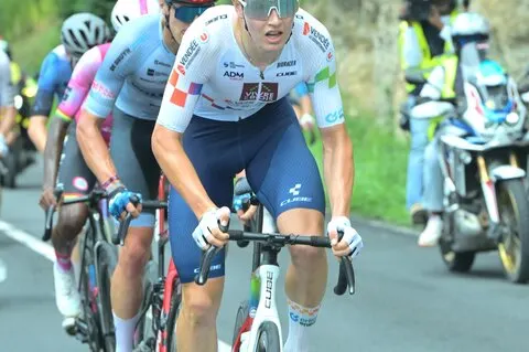 Un coureur de Vendée U mène le groupe sur une portion sinueuse de l'étape.