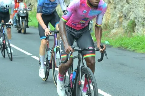 Deux attaquants creusent l'écart sur une route encaissée du 75e Tour de Guadeloupe.
