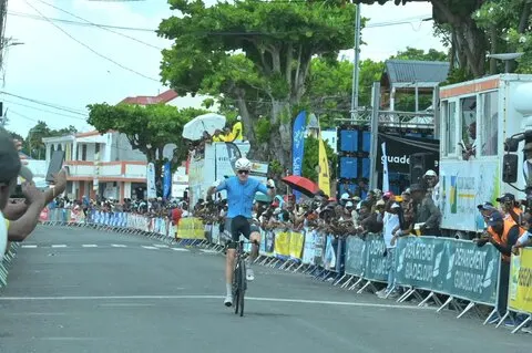 Coureurs en petit groupe sur une route sinueuse lors de l'étape 2 du Tour de Guadeloupe 2026