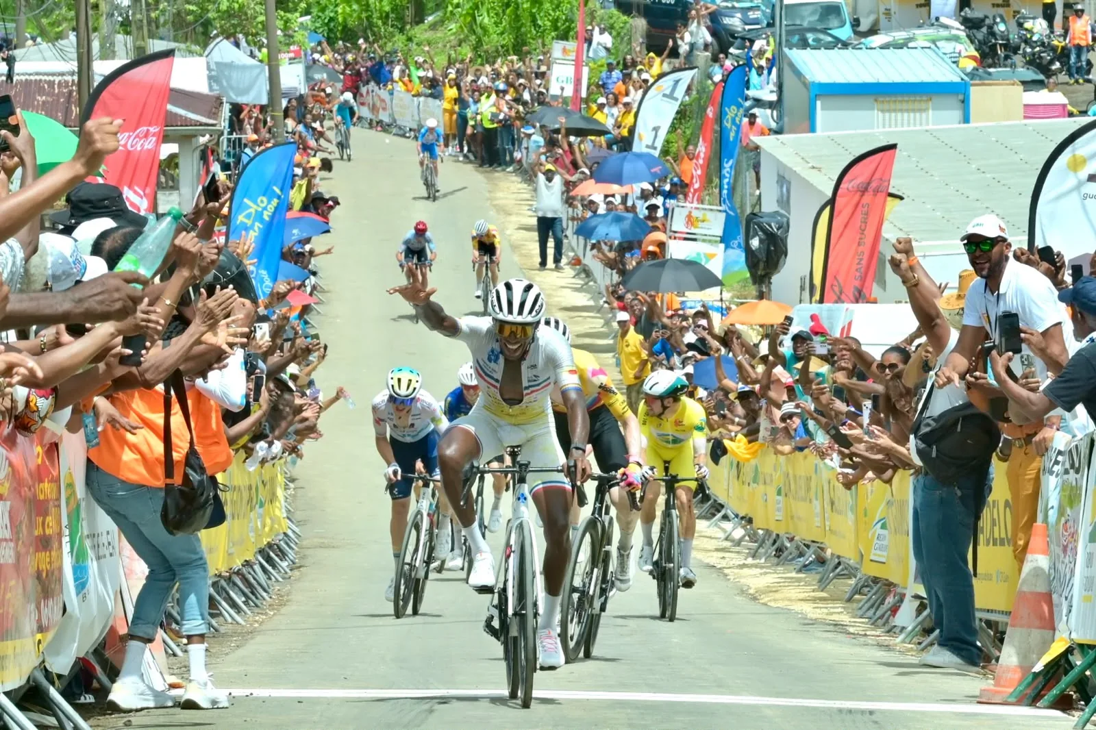 Vainqueur levant les bras à l'arrivée de l'étape 3 à Capesterre-Belle-Eau, Tour de Guadeloupe 2026