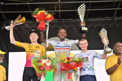 Le podium de l'étape 3 : les trois premiers du jour brandissent leurs trophées.