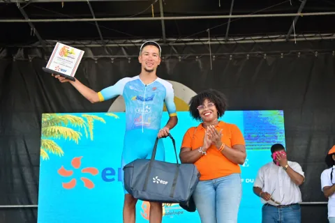 Remise du prix de la combativité de l'étape 3 par EDF.