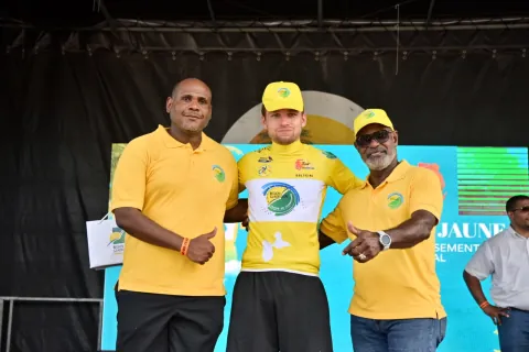 Cérémonie du maillot jaune du classement général après l'étape 3.