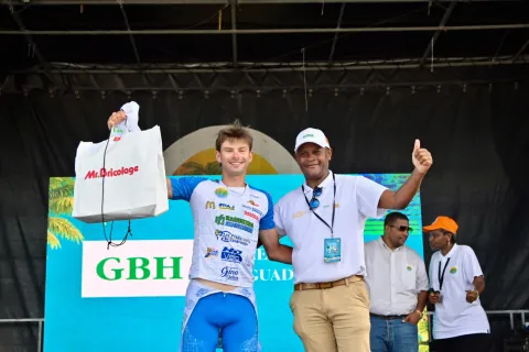 Remise du prix du meilleur jeune guadeloupéen après l'étape 3.