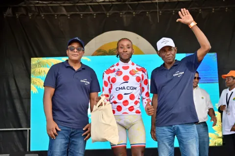 Cérémonie du maillot à pois CMA CGM, meilleur grimpeur après l'étape 3.
