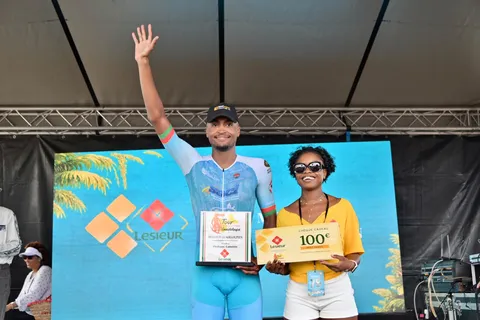 Remise du prix du meilleur guadeloupéen (Lesieur) après l'étape 4.