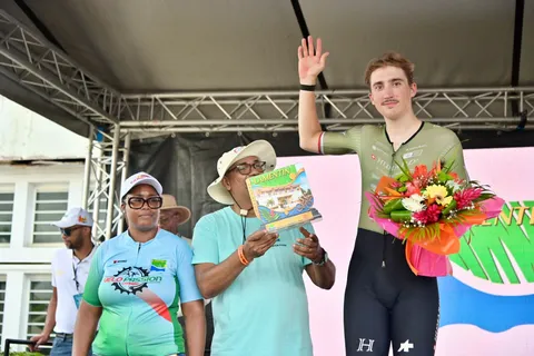 Le vainqueur du jour salue le public sur le podium de l'étape 4 à Lamentin.