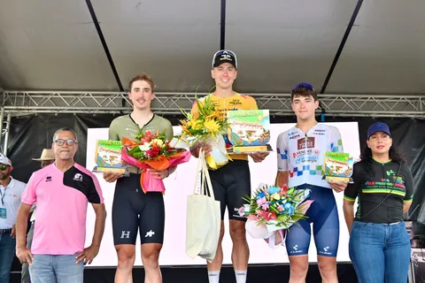 Le podium de l'étape 4 : les trois premiers du jour avec leurs cadeaux de la ville de Lamentin.