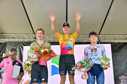 Le podium de l'étape 4 fête sa victoire, bouquets à la main.