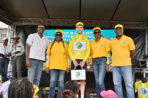 Cérémonie du maillot jaune du classement général, entourée des officiels de la Région Guadeloupe, après l'étape 4.