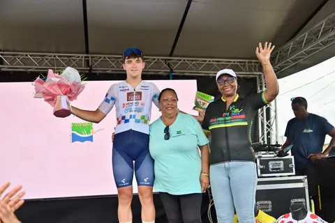 Un jeune coureur à l'honneur sur le podium de l'étape 4.