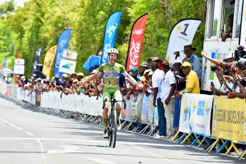 Arrivée de l'étape 5 à Sainte Anne.