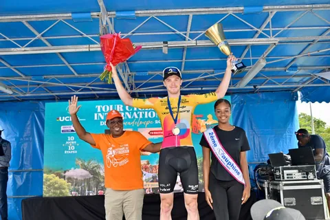 Cérémonie du maillot jaune du classement général, entourée du partenaire CARL et de Miss Dauphine Sainte-Anne, après l'étape 5.