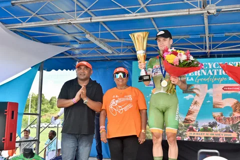 Le vainqueur du jour, trophée et bouquet en main, entouré des représentants de La CARL après l'étape 5.