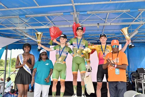 Le podium de l'étape 5 à Sainte Anne, maillots vert et jaune réunis.