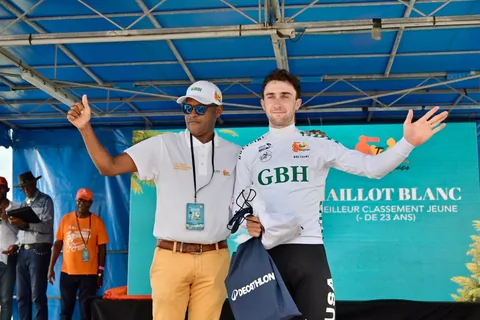 Cérémonie du maillot blanc GBH, meilleur jeune, après l'étape 5.