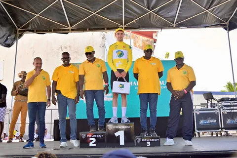 Cérémonie du maillot jaune du classement général, Owen Cole en tête après l'étape 6.