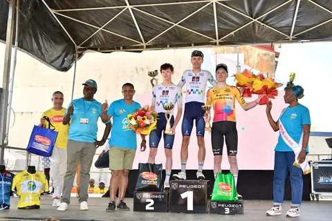 Le podium de l'étape 6 à Goyave, entouré des officiels de la ville.