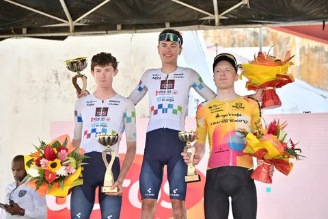 Le podium de l'étape 6 en gros plan, trophées et bouquets à la main.