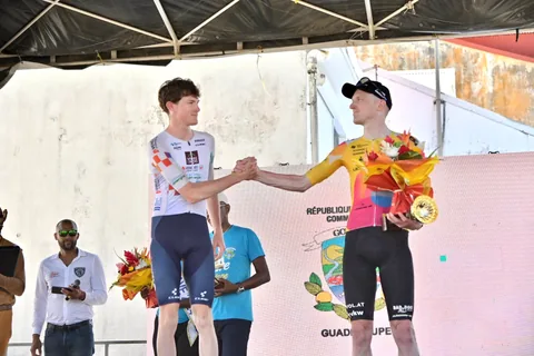 Les deux premiers de l'étape 6, Vendée U, se félicitent sur le podium de Goyave.
