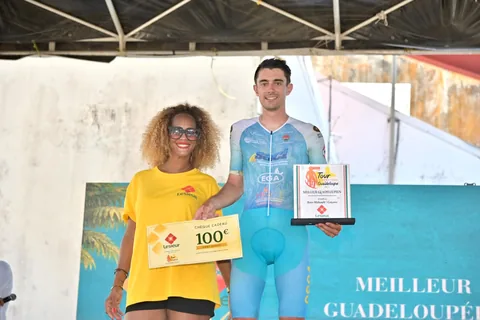 Remise du prix du meilleur guadeloupéen (Lesieur) après l'étape 6.