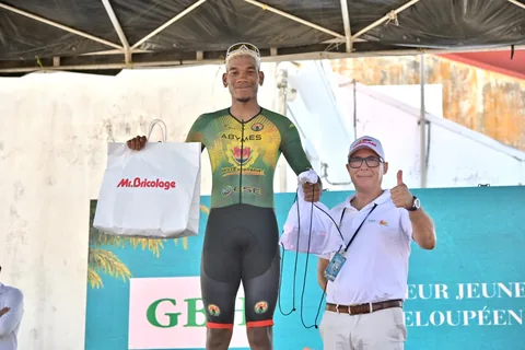 Cérémonie du maillot blanc GBH, meilleur jeune guadeloupéen, après l'étape 6.
