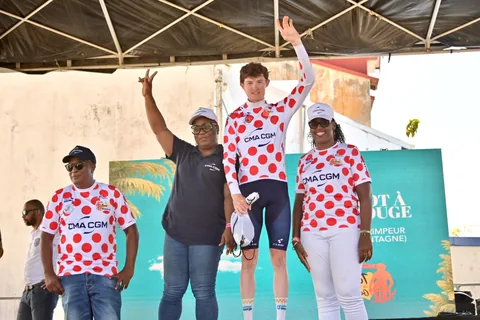 Cérémonie du maillot à pois CMA CGM, meilleur grimpeur, après l'étape 6.