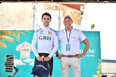 Cérémonie du maillot blanc GBH, meilleur jeune, après l'étape 6.