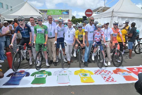 Photo de départ de l'étape 7 aux Abymes avec les porteurs des maillots distinctifs.