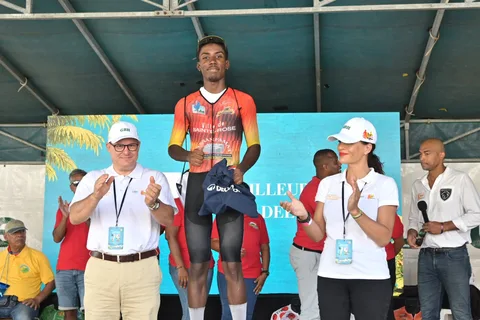 Étape 9, Pointe-à-Pitre — Saint-Claude : le peloton dans les rues.